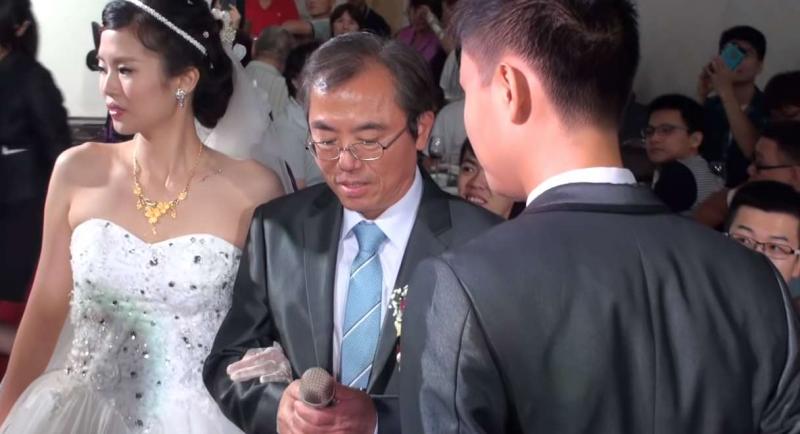 「此刻，是女兒第三次放手...」新娘爸爸婚禮上感人致詞：「女兒，這次你有要回來嗎？」超揪心！ 