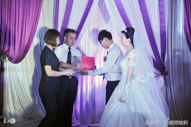 前夫再婚發請帖給我，我大著肚子參加，放了一段錄音，他與新娘癱坐地上！ 