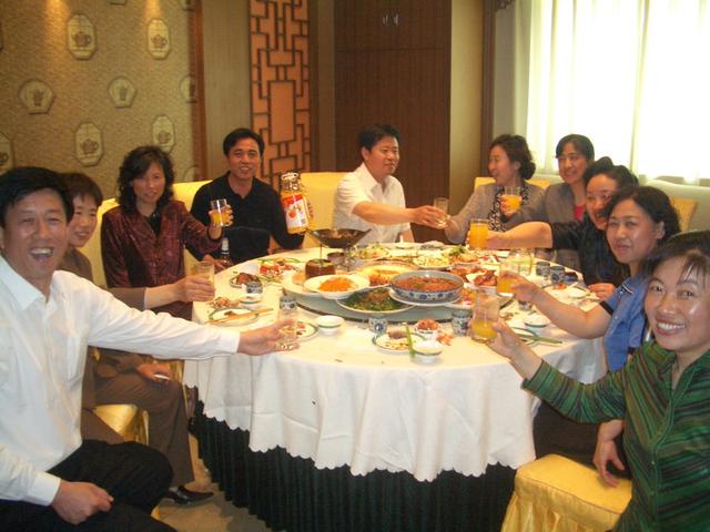 男子騎自行車參加同學會，被前任笑話沒出息，妻子出現，全場傻眼！ 