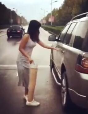 路上遇見一女子，彎腰站在車前，原以為她在照鏡子，當她打開車門的一瞬間讓人一陣心酸差點落了淚