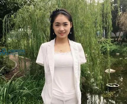 路上遇見一女子，彎腰站在車前，原以為她在照鏡子，當她打開車門的一瞬間讓人一陣心酸差點落了淚