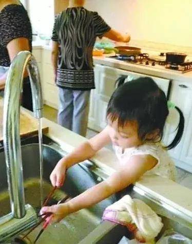 趙薇從小讓女兒做家務：捨不得用孩子才是害了他