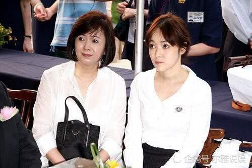 兩次搶走閨蜜老公，同居26年不肯過門，如今又和女婿牽手逛街