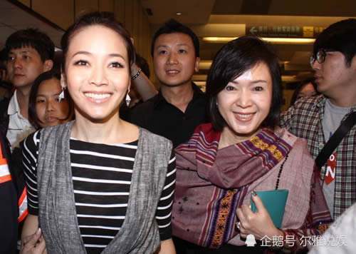 兩次搶走閨蜜老公，同居26年不肯過門，如今又和女婿牽手逛街