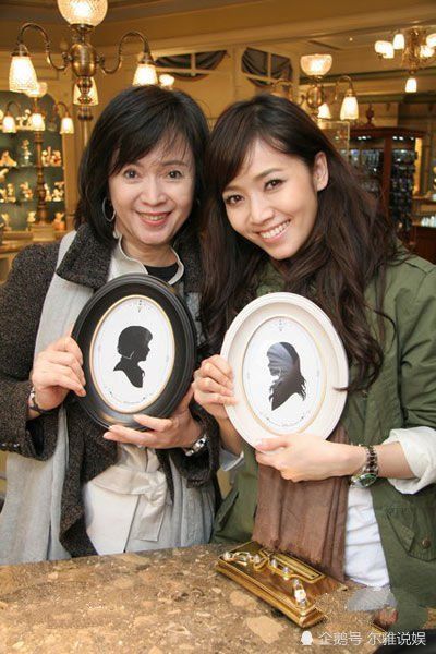 兩次搶走閨蜜老公，同居26年不肯過門，如今又和女婿牽手逛街