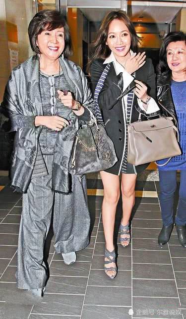 兩次搶走閨蜜老公，同居26年不肯過門，如今又和女婿牽手逛街