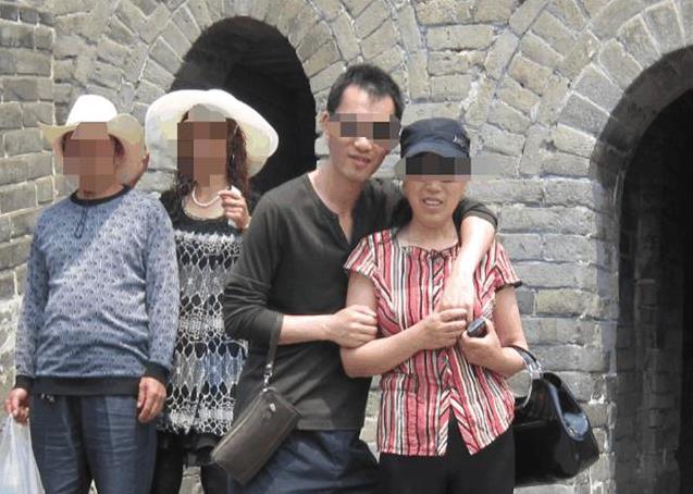 小夥為救母親娶60歲老太，婚禮當天新娘變成妙齡少女，真相大白，路人讚嘆不可思議！