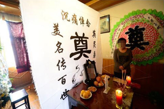 兒子頭七，兒媳不上墳，婆婆起疑，出門後又返回，趴窗一瞧，蒙了
