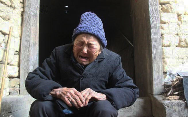 兒子頭七，兒媳不上墳，婆婆起疑，出門後又返回，趴窗一瞧，蒙了