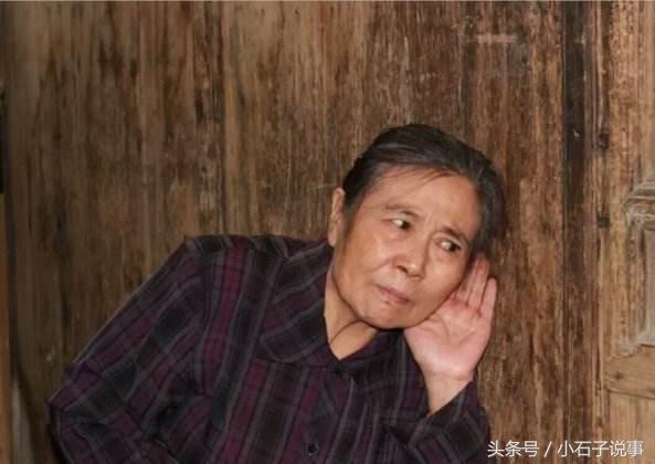 老婆夾出了放在女兒碗里的紅燒肉，我媽當即哭著給我爸打電話訴苦