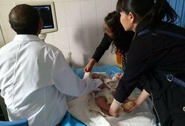 6個月大的男嬰被拋棄路邊不哭不鬧，父母卻留下了一張紙條