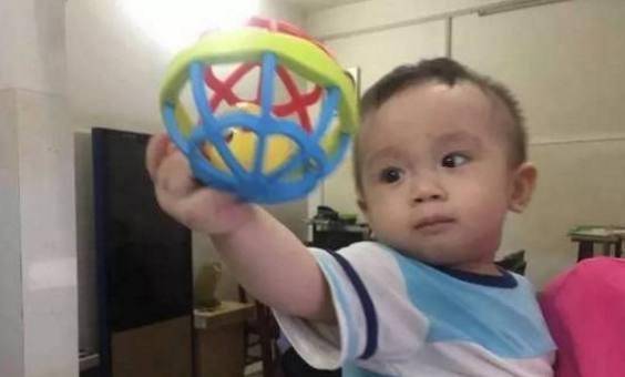 6個月大的男嬰被拋棄路邊不哭不鬧，父母卻留下了一張紙條
