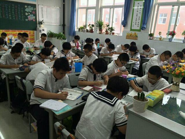 婚禮上婆婆給張卡當改口費，婚後刷卡給她買禮物，看到餘額我笑了
