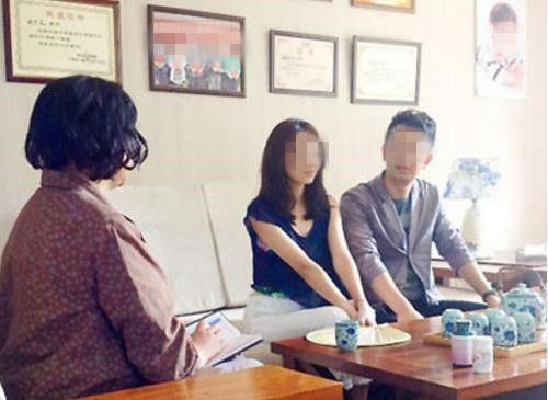 兒子滿月，婆婆給5萬羞辱農村親媽，親媽拿出一張紙，婆婆傻住