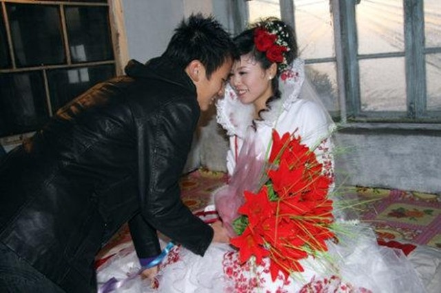 丈夫去世我懷孕，買菜回來無意聽見弟媳和婆婆聊天，我哭紅雙眼
