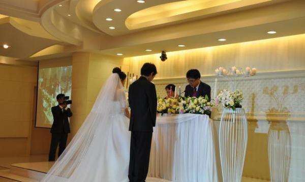 婚禮上婆婆提出三個要求，她剛說完第一個，我媽就宣布取消婚禮