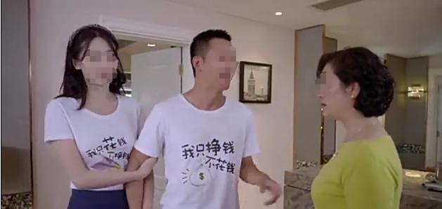 女子買了一套情侶裝，非要丈夫和她一起穿，婆婆看到後無法淡定