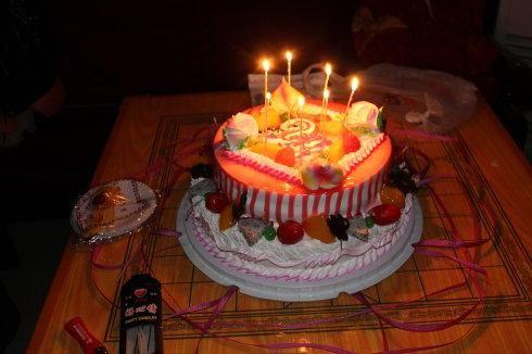 丈母娘生日，全家坐著閒聊，女婿自覺下廚做飯，小姨子怒掀桌子