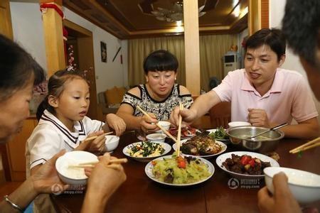 丈母娘生日，全家坐著閒聊，女婿自覺下廚做飯，小姨子怒掀桌子