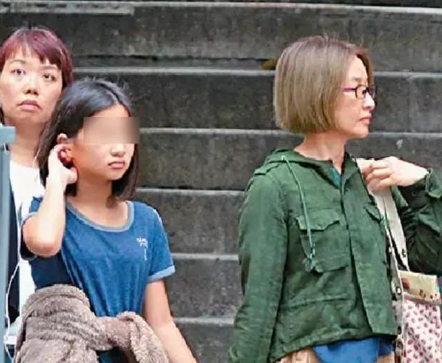 54歲關詠荷素顏帶女兒逛街，面容憔悴頭發枯黃盡顯老態