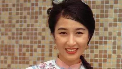 54歲關詠荷素顏帶女兒逛街，面容憔悴頭發枯黃盡顯老態