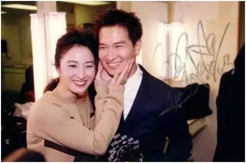 54歲關詠荷素顏帶女兒逛街，面容憔悴頭發枯黃盡顯老態