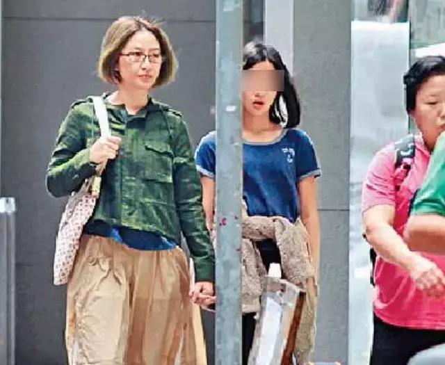 54歲關詠荷素顏帶女兒逛街，面容憔悴頭發枯黃盡顯老態