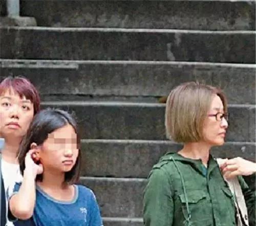 54歲關詠荷素顏帶女兒逛街，面容憔悴頭發枯黃盡顯老態