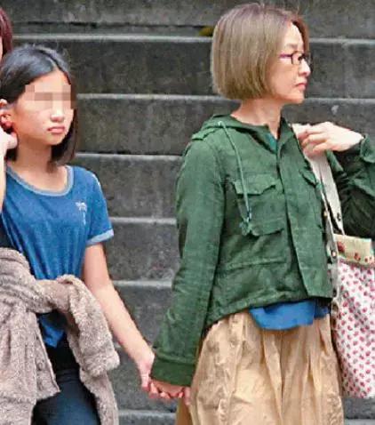 54歲關詠荷素顏帶女兒逛街，面容憔悴頭發枯黃盡顯老態