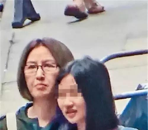 54歲關詠荷素顏帶女兒逛街，面容憔悴頭發枯黃盡顯老態