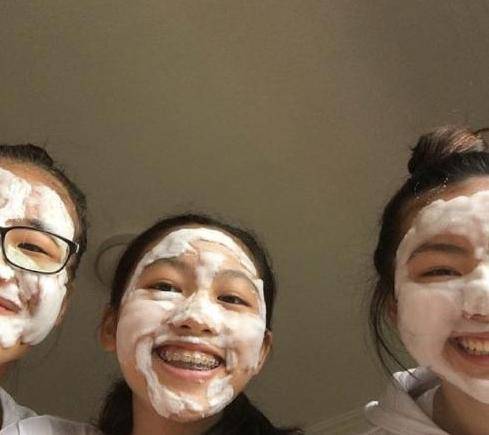 任達華女兒近照顏值下降，最美星二代地位不保，大長腿依舊搶眼
