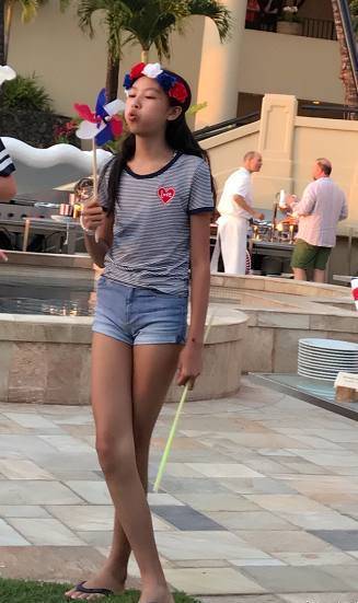 任達華女兒近照顏值下降，最美星二代地位不保，大長腿依舊搶眼