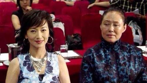 終於知道女明星，為什麼都不願跟趙雅芝合影了，最後一張太明顯！