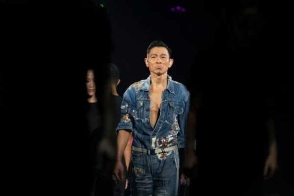 劉德華「不唱了」，演唱會含淚90度鞠躬道歉！他「不成功賺大錢都難」！