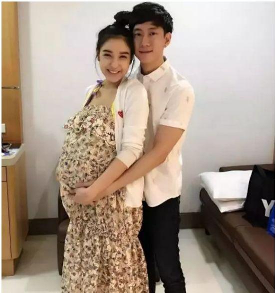 叫了20多年的哥哥竟然是親爸，媽媽其實是奶奶，這女星身世也太狗血了
