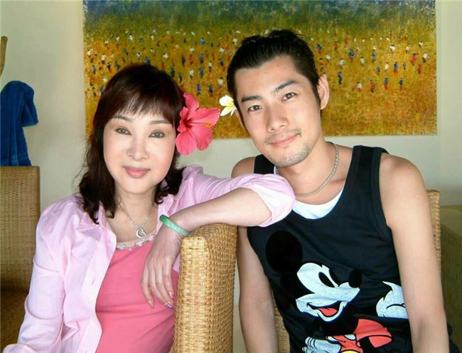一直夢不見過世的母親，43歲施易男至今走不出傷痛，還曾因太思念而決定「這樣做」，讓人看了心痛！