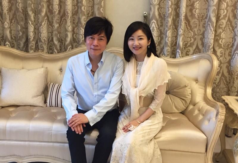 洪榮宏三婚娶小11歲嬌妻「交往半年閃婚」，放閃「年假飛日小蜜月」補過兩人世界！