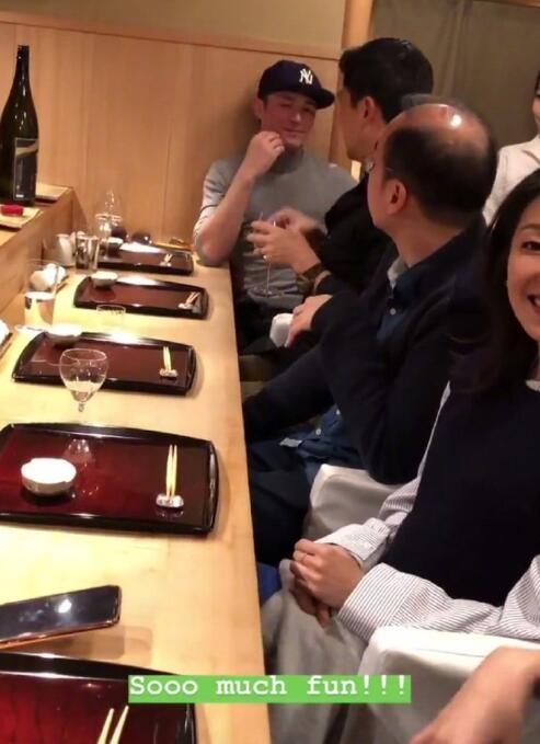 林心如帶霍建華參加好友聚會，網友：關注的點只有她的包！