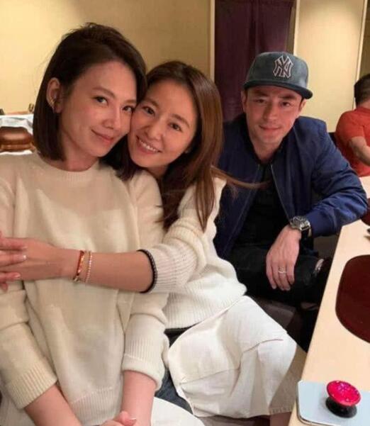 林心如帶霍建華參加好友聚會，網友：關注的點只有她的包！