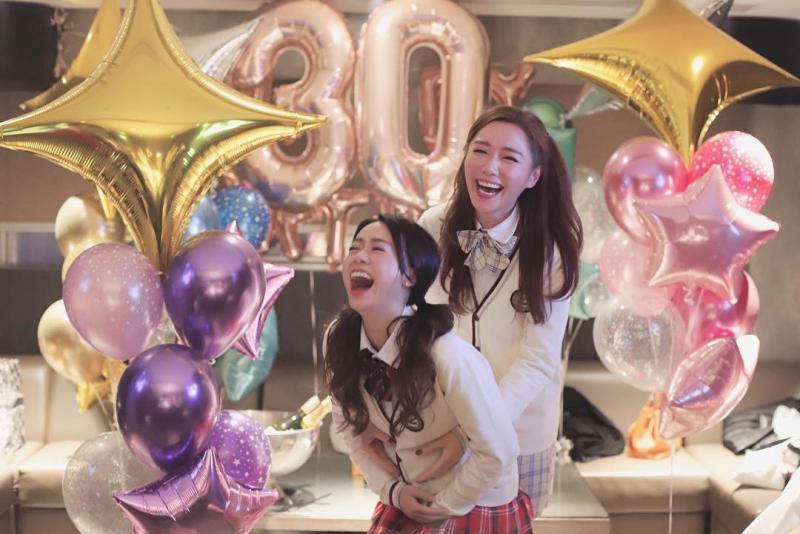 (內有多圖) 黃心穎30歲生日好有面子！TVB群星齊齊扮學生開趴★馬國明又是最搶眼那個?! 網民: 好得意！