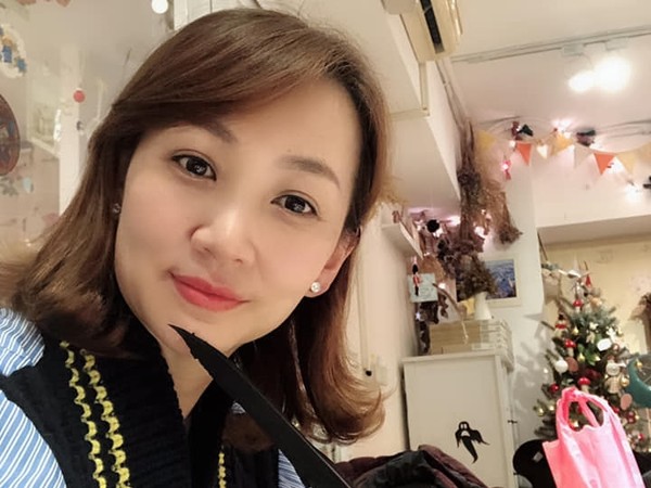 她搭經濟艙秒睡，隔壁郁方見她驚醒「馬上叫空姐」！難怪郁方會婚姻幸福！