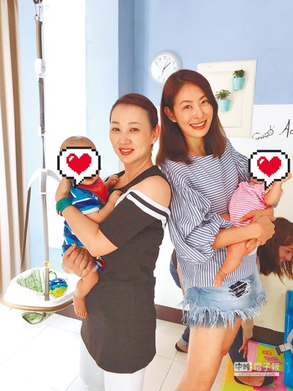 她搭經濟艙秒睡，隔壁郁方見她驚醒「馬上叫空姐」！難怪郁方會婚姻幸福！