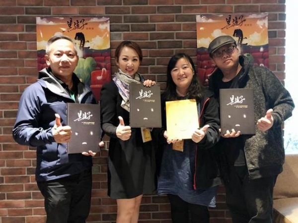 她搭經濟艙秒睡，隔壁郁方見她驚醒「馬上叫空姐」！難怪郁方會婚姻幸福！