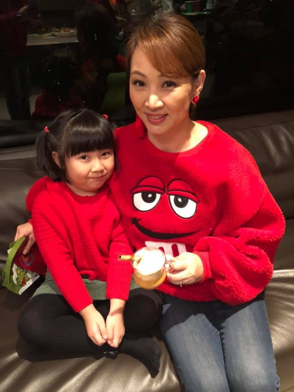 她搭經濟艙秒睡，隔壁郁方見她驚醒「馬上叫空姐」！難怪郁方會婚姻幸福！