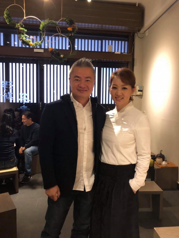 她搭經濟艙秒睡，隔壁郁方見她驚醒「馬上叫空姐」！難怪郁方會婚姻幸福！