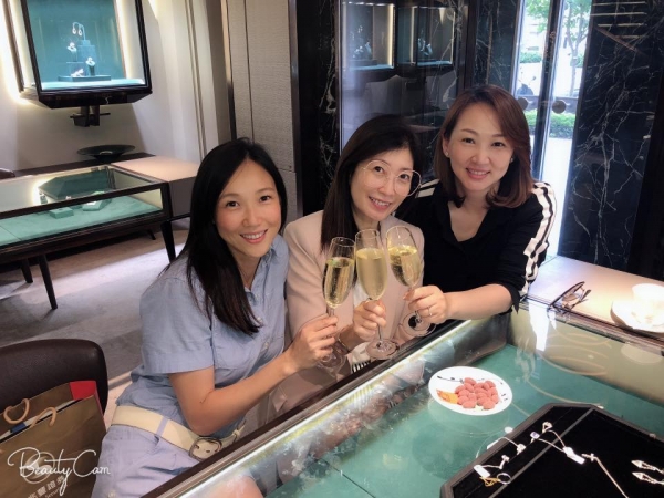 她搭經濟艙秒睡，隔壁郁方見她驚醒「馬上叫空姐」！難怪郁方會婚姻幸福！