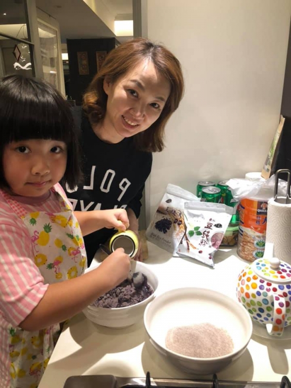 她搭經濟艙秒睡，隔壁郁方見她驚醒「馬上叫空姐」！難怪郁方會婚姻幸福！