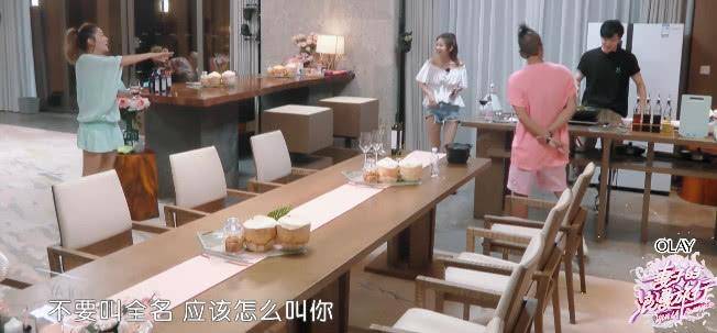 應采兒上半身穿「透明裝」出鏡讓人瞬間看呆，看到裡面的款式，網友：好潮流哦!