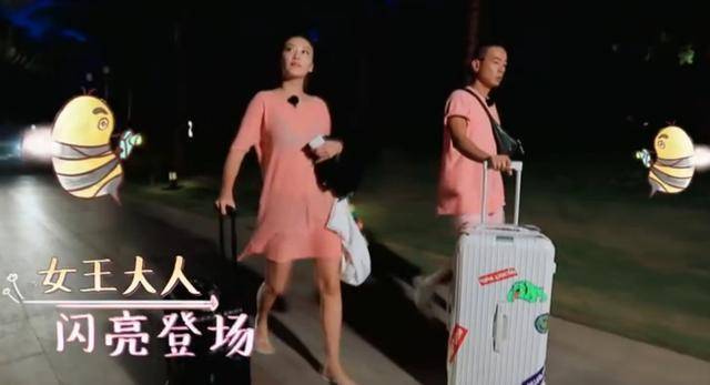 應采兒上半身穿「透明裝」出鏡讓人瞬間看呆，看到裡面的款式，網友：好潮流哦!