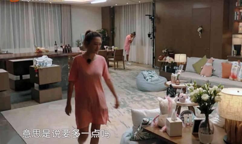 應采兒上半身穿「透明裝」出鏡讓人瞬間看呆，看到裡面的款式，網友：好潮流哦!